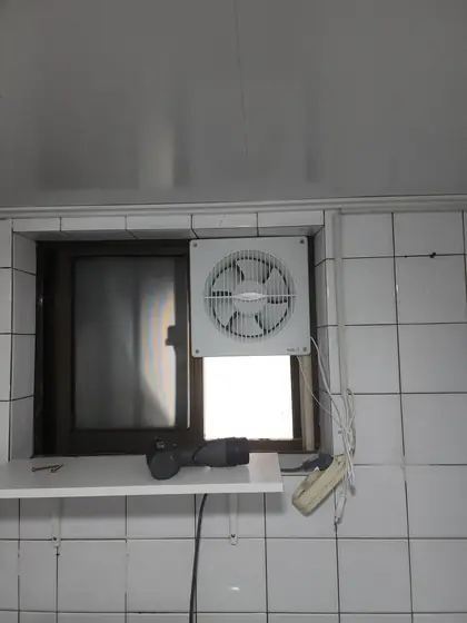 화장실 창문형 환풍기 — 오른쪽 칸 위쪽에 단 환풍기